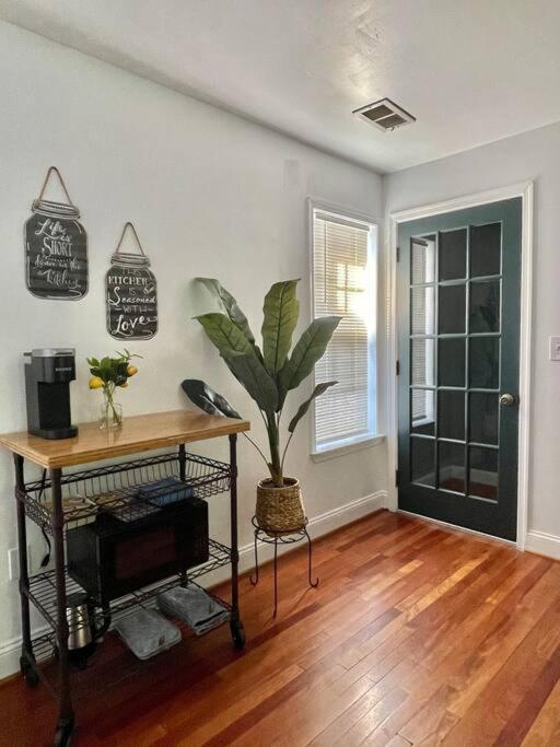Brand New, Cozy, Modern, One-Bedroom Apartment Falls Church Exterior photo